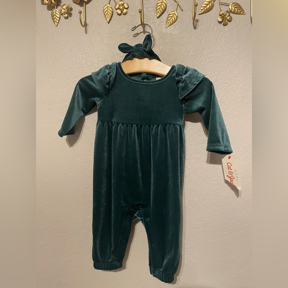 Cat & Jack infant Velvet one piece with matching bow.-0-3months- new with Tags